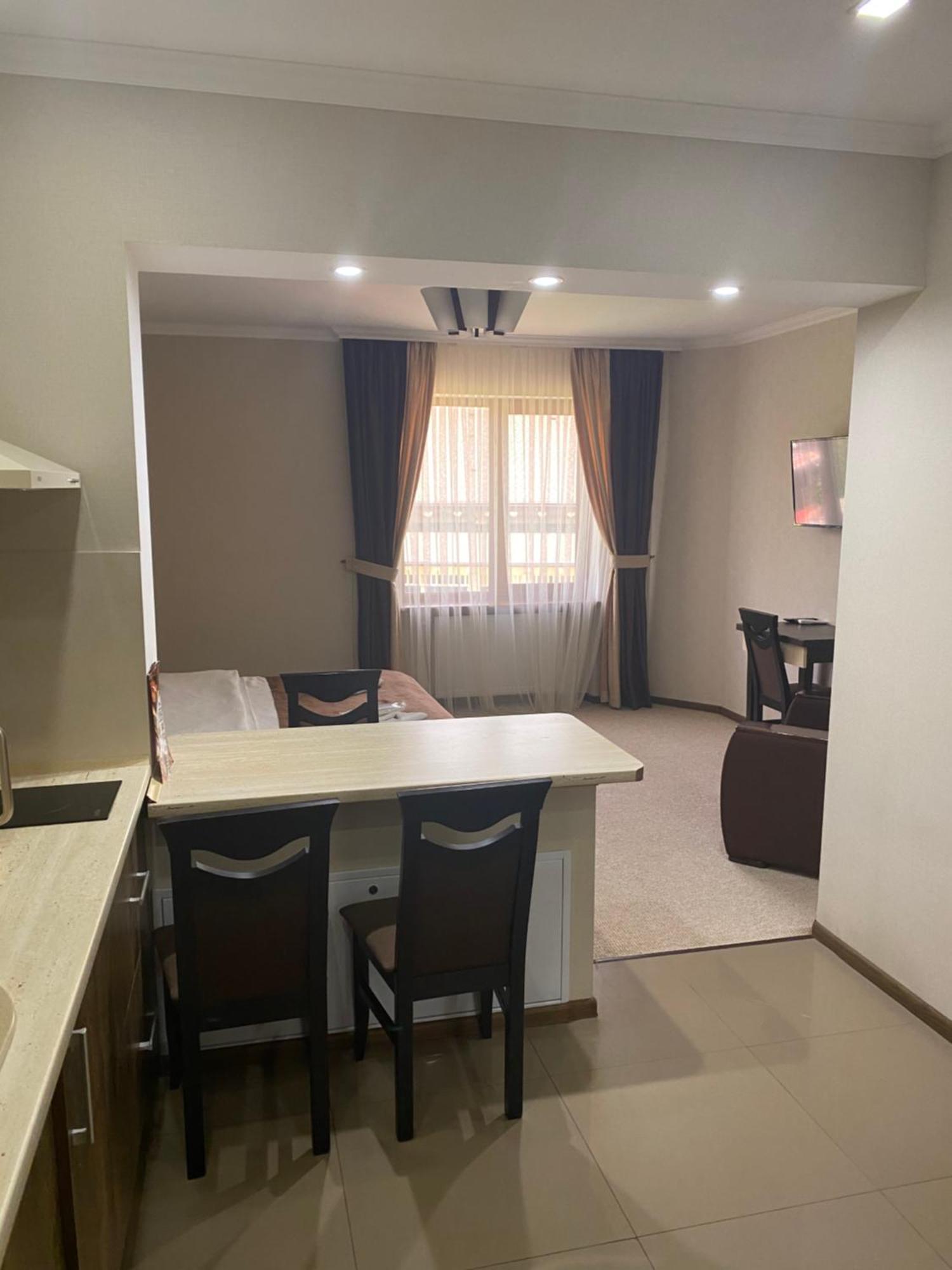 Adele Apartment Mizhhirya  Bagian luar foto